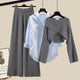  Ensemble de trois pièces : pull gris + chemise bleue + pantalon large gris